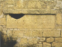 Sepulcre, encastat a la paret meridional de l´esglesia