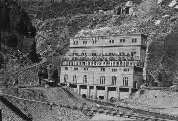 Vista d' un transformador d' una central hidroelèctrica , 1921 - Salvany i Blanch, Josep, 1866-1929