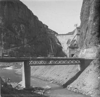 Sota la presa de la Noguera a Camarasa, 1921 - Salvany i Blanch, Josep, 1866-1929